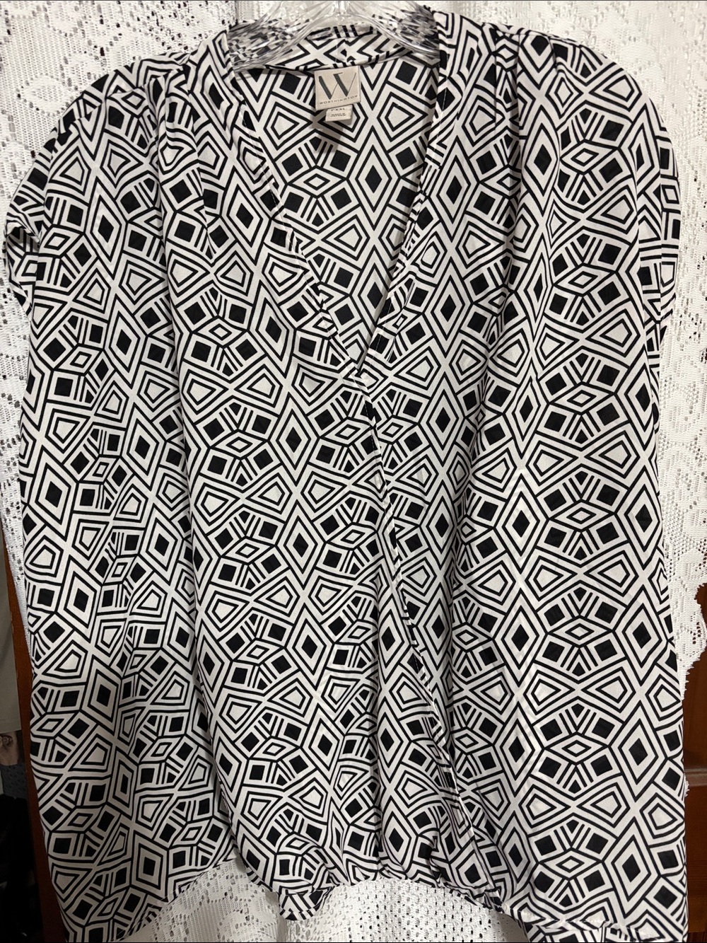 Worthington Black and White Geometric V-Neck Top